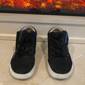 Women’s size 7 1/2 black suede sneaker shoe. Great condition.
